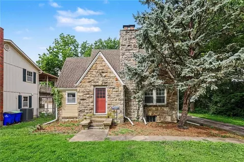 8115 Shawnee Dr, Overland Park, KS 66212