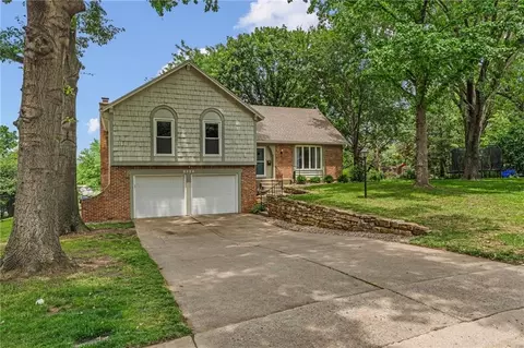 2324 SW 34th St, Topeka, KS 66611