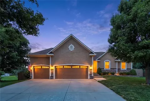 10658 S Emerald St, Olathe, KS 66061