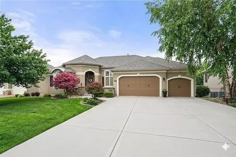 1616 NE Daltons Ridge Dr, Lees Summit, MO 64064