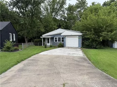 2407 NE 57th Ter, Gladstone, MO 64118