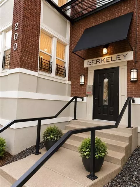 200 E 43rd St #103, Kansas City, MO 64111