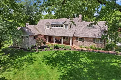 2312 Tomahawk Rd, Mission Hills, KS 66208