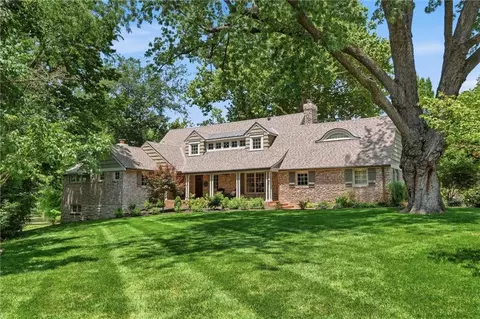 2312 Tomahawk Rd, Mission Hills, KS 66208