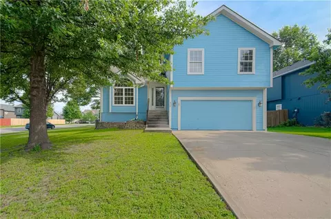 520 E Parma Way St, Gardner, KS 66030