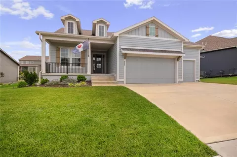 9037 Mesquite St, Shawnee, KS 66227