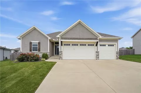 1811 Winchester Dr, Pleasant Hill, MO 64080