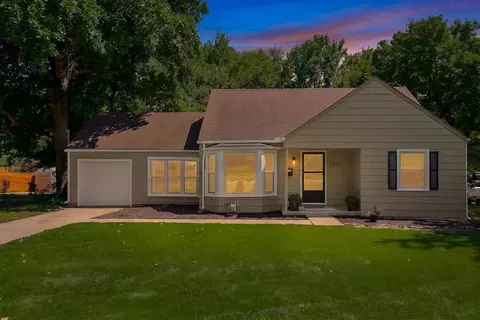 6901 Broadmoor St, Overland Park, KS 66204