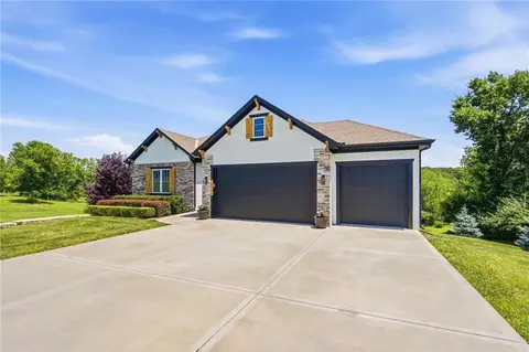12001 S Eagle Crest Dr, Lees Summit, MO 64086 photo 2
