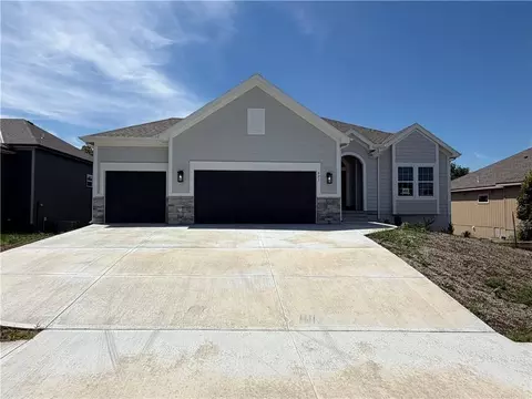 623 E 13th St, Kearney, MO 64060