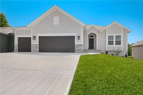 623 E 13th St, Kearney, MO 64060