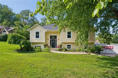5503 NW Raintree Dr, Parkville, MO 64152