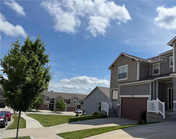 7401 Aaron St, Parkville, MO 64152