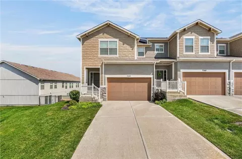 7401 Aaron St, Parkville, MO 64152