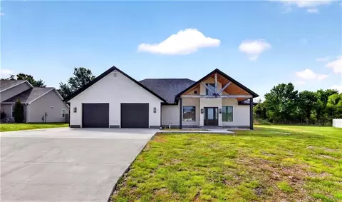 Exterior - 123 Vals Ln, Frontenac, KS 66763 photo 2 of 6