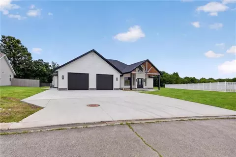 123 Vals Ln, Frontenac, KS 66763