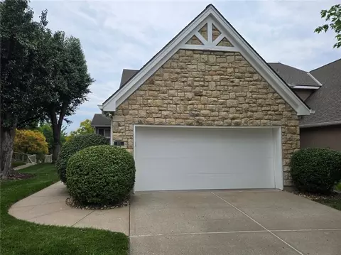 115 Pointe Dr, Kansas City, MO 64116