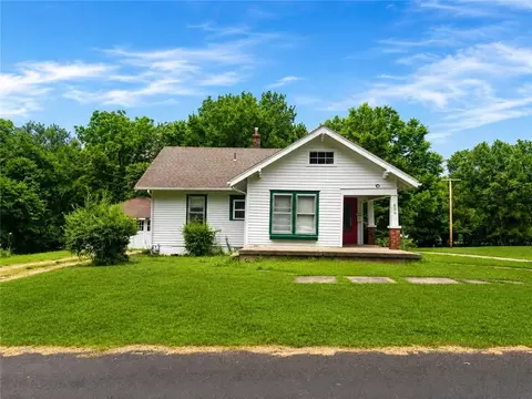 606 W 4th St, Holden, MO 64040