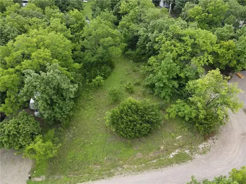 250 Fawn Valley Dr, Lacygne, KS 66040
