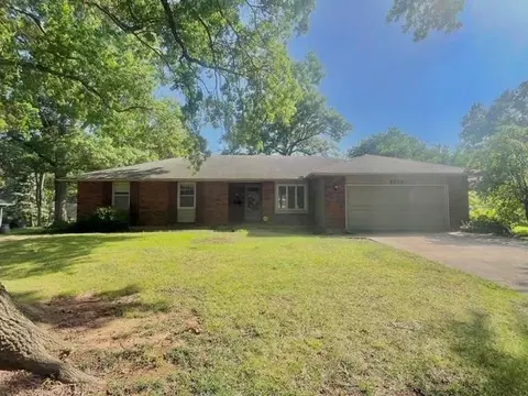 8128 Juniper Dr, Prairie Village, KS 66208
