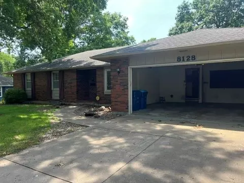 8128 Juniper Dr, Prairie Village, KS 66208