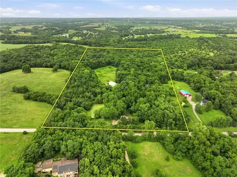 17052 Dempsey Rd, Leavenworth, KS 66048
