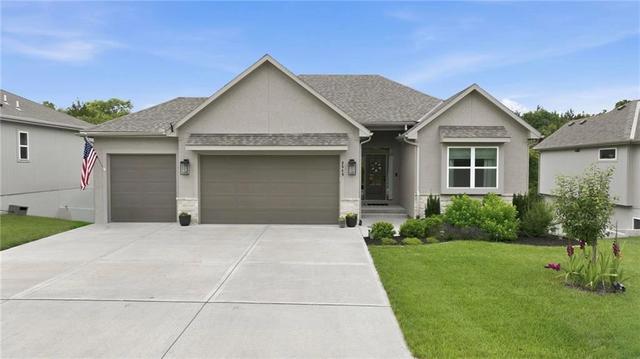 8548 Valley Spring Dr, De Soto, KS 66018