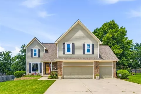 270 SE Sumpter Ct, Lees Summit, MO 64063