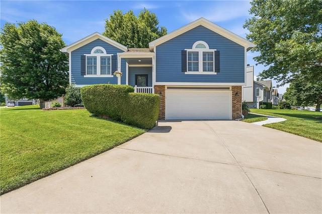 2621 NE Horseshoe Dr, Lees Summit, MO 64086
