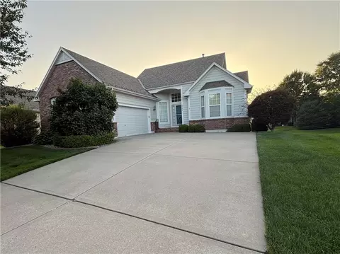 2722 S Brentwood Dr, Independence, MO 64055