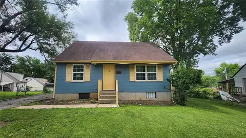 7703 E 50th St, Kansas City, MO 64129