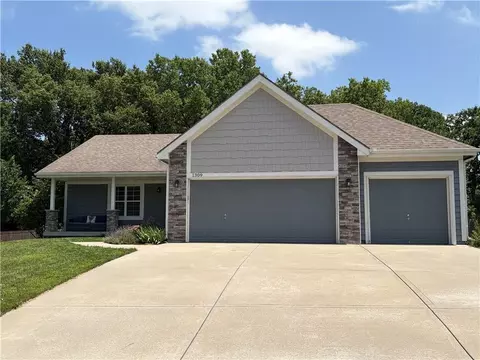 1309 Regency Dr, Kearney, MO 64060