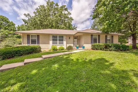 2504 S 14th St, Leavenworth, KS 66048