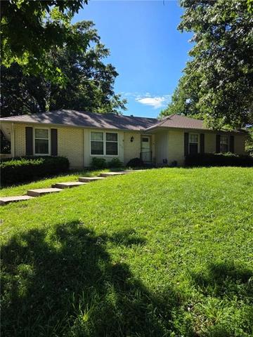 2504 S 14th St, Leavenworth, KS 66048