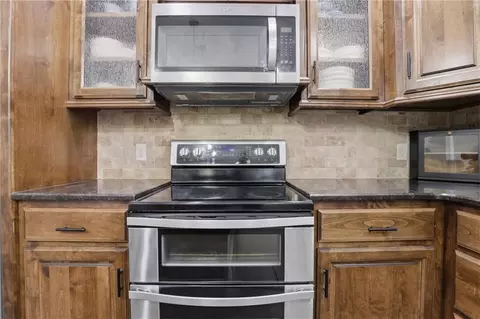 Kitchen - 1502 Cross Creek Dr, Raymore, MO 64083 photo 5 of 6
