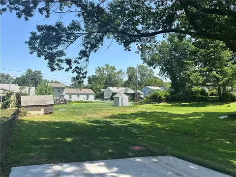 Exterior - 10520 E 28th Ter, Independence, MO 64052 photo 5 of 10