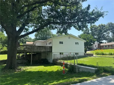 Exterior - 10520 E 28th Ter, Independence, MO 64052 photo 6 of 10