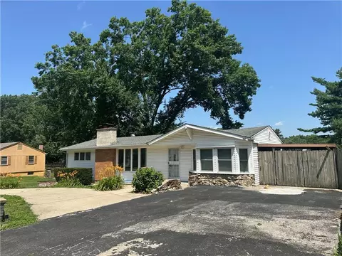 Exterior - 10520 E 28th Ter, Independence, MO 64052 photo 2 of 10
