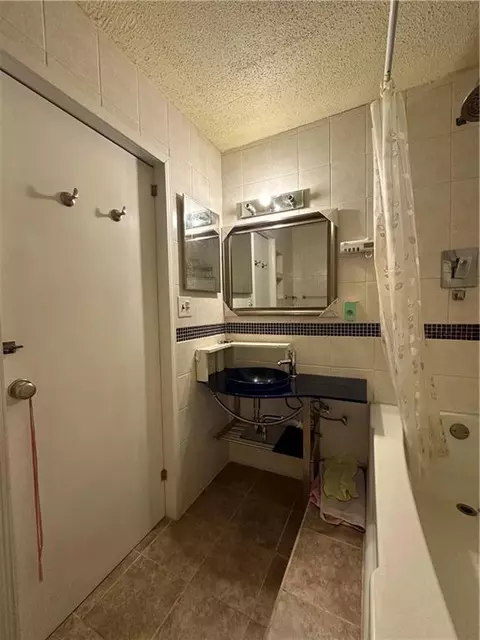 Bath - 10520 E 28th Ter, Independence, MO 64052 photo 2 of 4