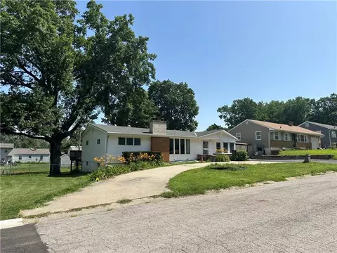 Exterior - 10520 E 28th Ter, Independence, MO 64052 photo 3 of 10