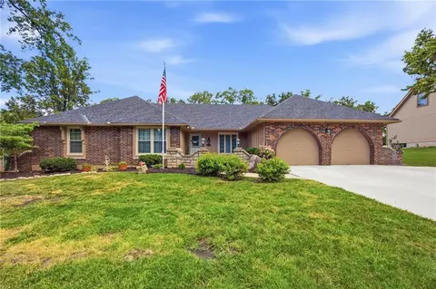 12338 Pinehurst Dr, Kansas City, KS 66109