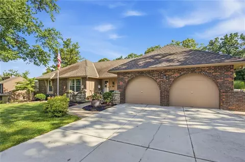 12338 Pinehurst Dr, Kansas City, KS 66109