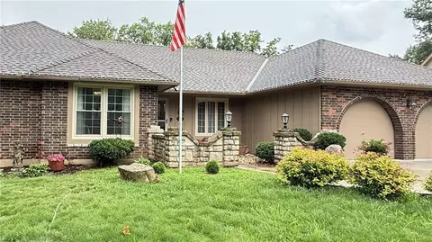 12338 Pinehurst Dr, Kansas City, KS 66109