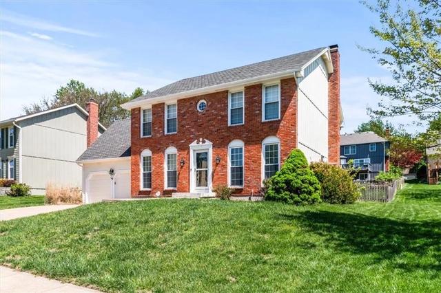 3907 Clearbrook Dr, Lees Summit, MO 64064