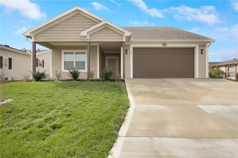 413 NE Poplar Ct, Oak Grove, MO 64075
