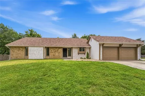 219 NW Redwood Ct, Lees Summit, MO 64064