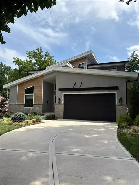 2705 W 74th St, Prairie Village, KS 66208