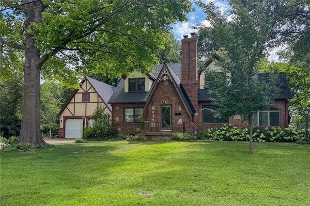 8117 Craig St, Overland Park, KS 66204