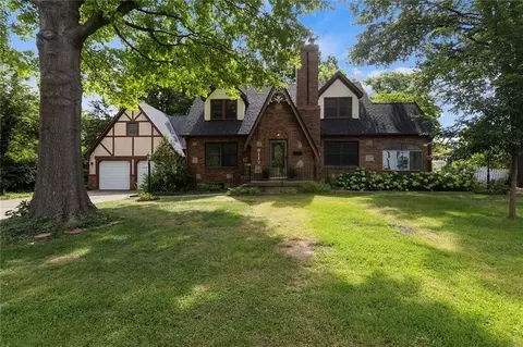8117 Craig St, Overland Park, KS 66204