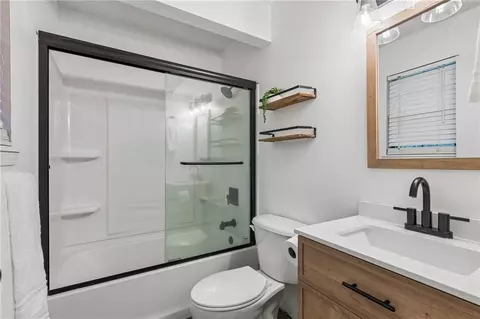 Bath - 112 E Frank St, Kearney, MO 64060 photo 3 of 3